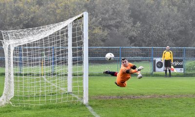 Golman Mladosti iz Buzina prima gol iz slobodnog udarce
