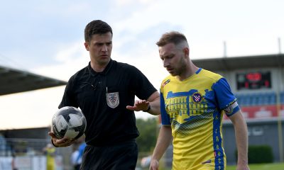 Sudac priča s igračem