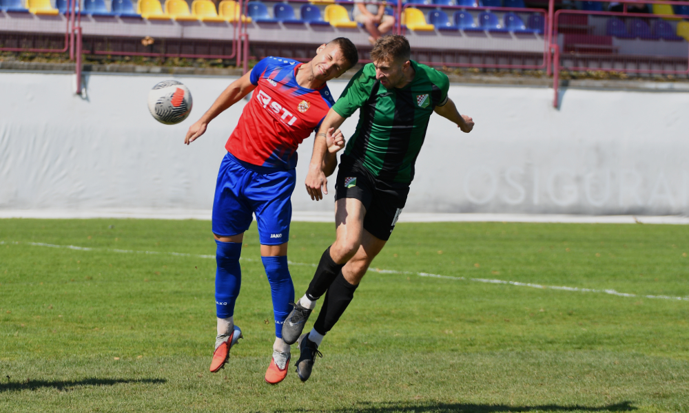 Vladimir Burić zabija gol glavom