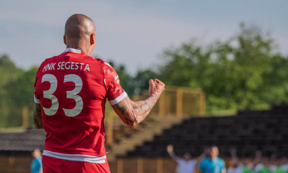 Kukoč slavi gol